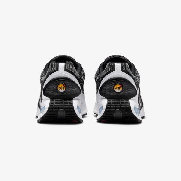 کتونی اورجینال برند Nike مدل Air Max DN رنگ مشکی و سفید نمای پشتی