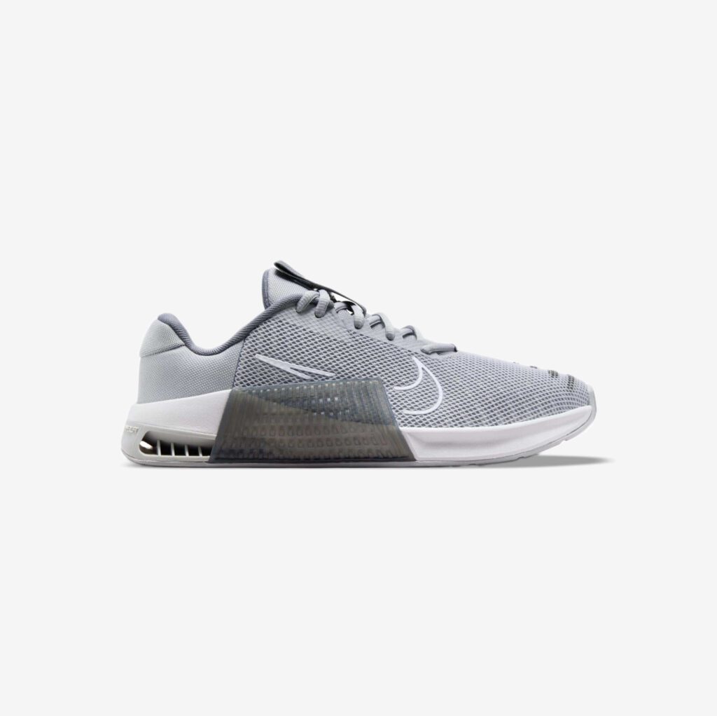 کفش کراسفیت اورجینال برند Nike مدل Metcon 9 با رنگ خاکستری روشن از نمای بغل و بیرون