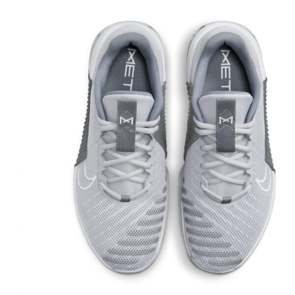 کفش کراسفیت اورجینال برند Nike مدل Metcon 9 با رنگ خاکستری روشن از نمای بالا هر دو جفت