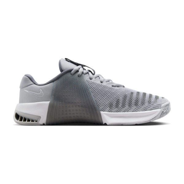 کفش کراسفیت اورجینال برند Nike مدل Metcon 9 با رنگ خاکستری روشن از نمای درونی و بغل