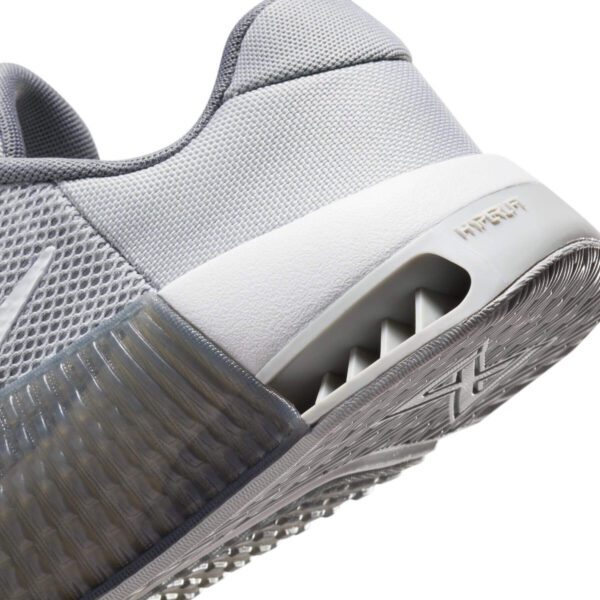کفش کراسفیت اورجینال برند Nike مدل Metcon 9 با رنگ خاکستری روشن از نمای نزدیک