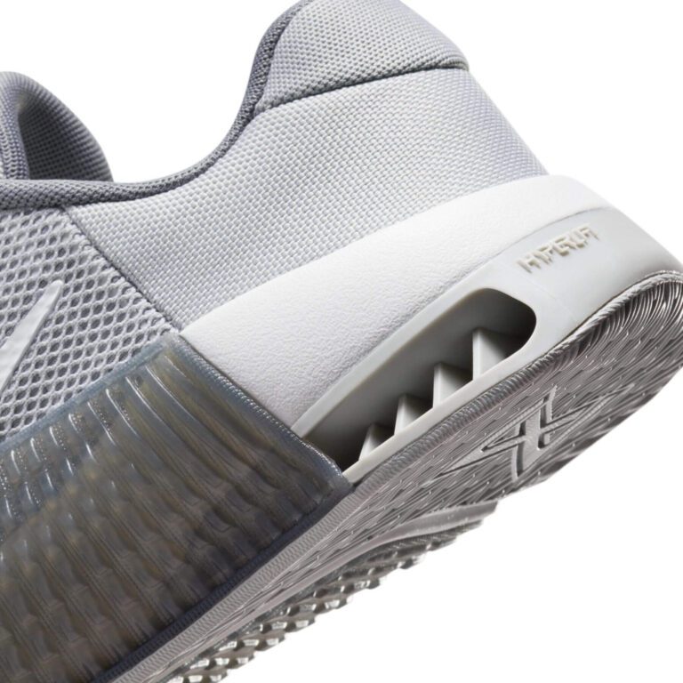 کفش کراسفیت اورجینال برند Nike مدل Metcon 9 با رنگ خاکستری روشن از نمای نزدیک
