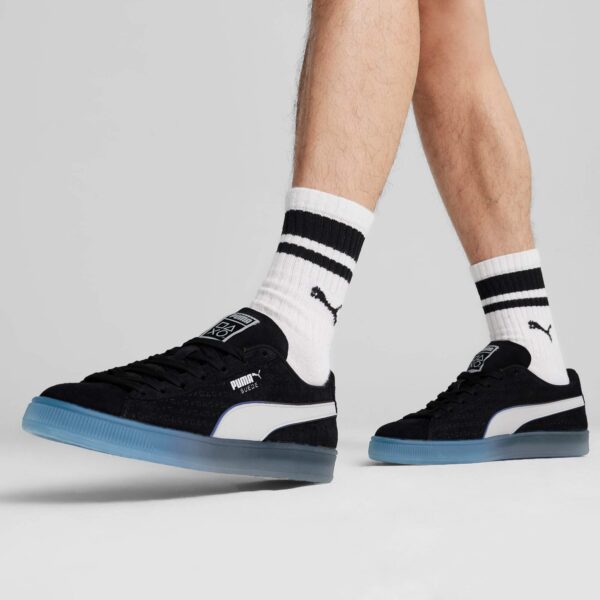 کتونی اورجینال همکاری برند Puma و Play Station مدل Suede رنگ مشکی و آبی از نمای داخل پای مدل