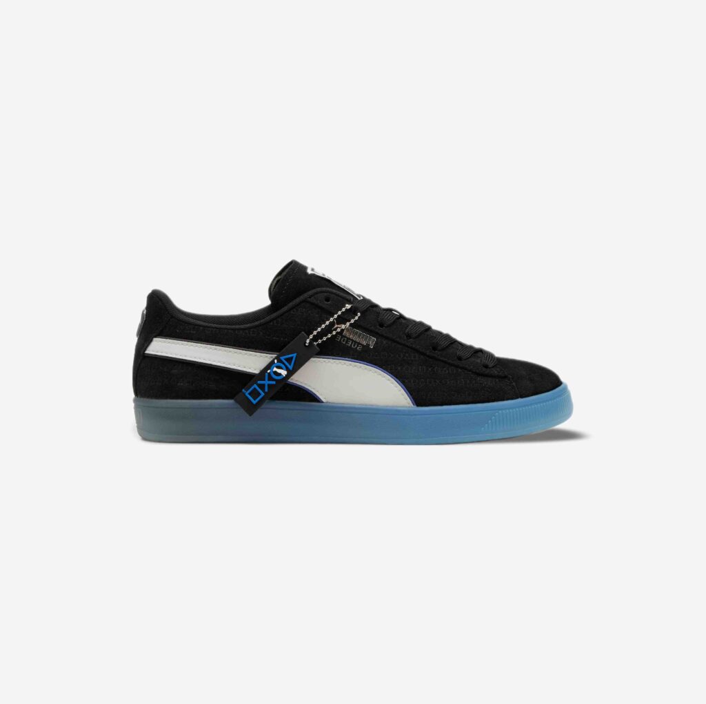 کتونی اورجینال پوما پلی استیشن همکاری برند Puma و Play Station مدل Suede رنگ مشکی و آبی از نمای بغل