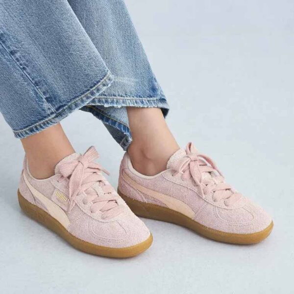 کتونی اورجینال برند Puma مدل Palermo رنگ صورتی پوشیده توسط مدل