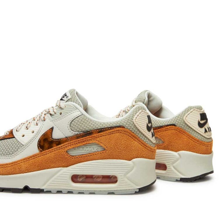 کتونی اورجینال برند Nike مدل Air Max 90 رنگ طوسی و نارنجی نمای بغل قسمت پشتی