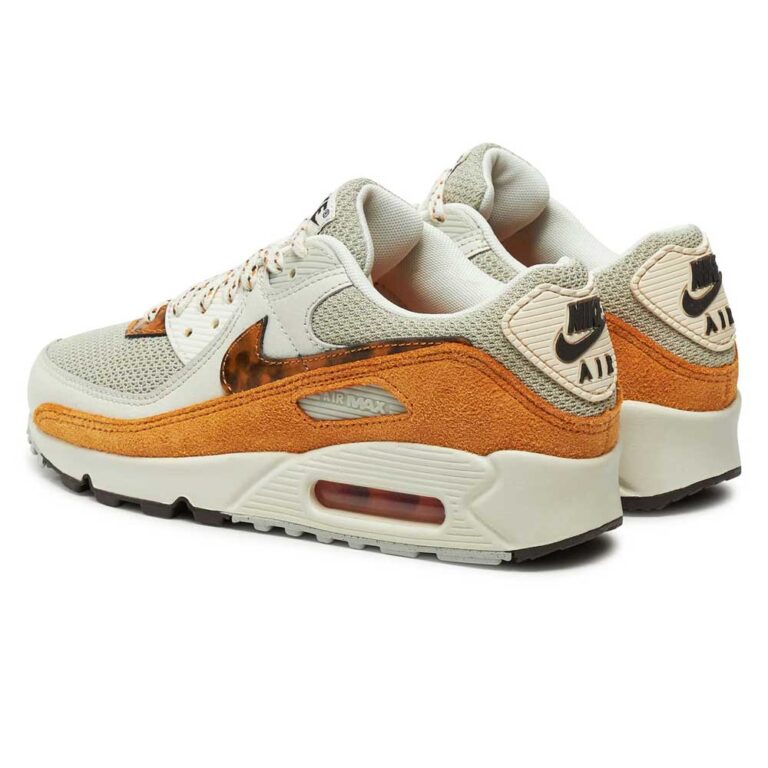 کتونی اورجینال برند Nike مدل Air Max 90 رنگ طوسی و نارنجی نمای جهت دار از پشت