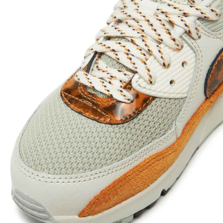 کتونی اورجینال برند Nike مدل Air Max 90 رنگ طوسی و نارنجی نمای نزدیک از زبانه