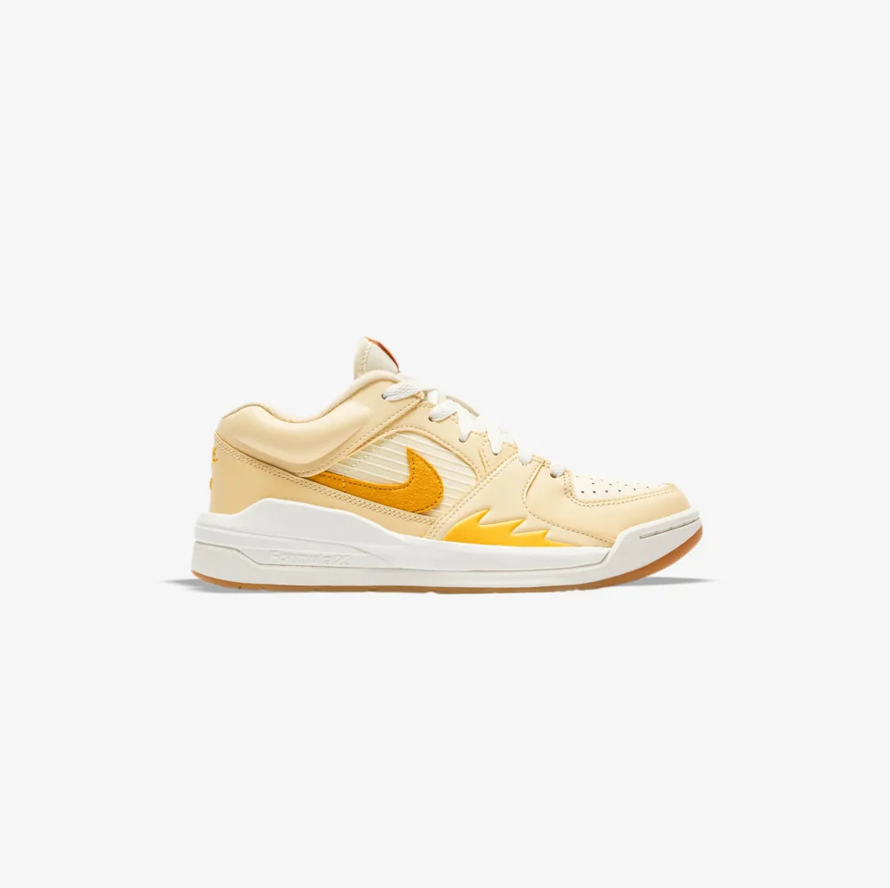 کفش دویدن اورجینال برند Nike مدل Vomero 15 رنگ کرم و سفید با جزئیات زرد
