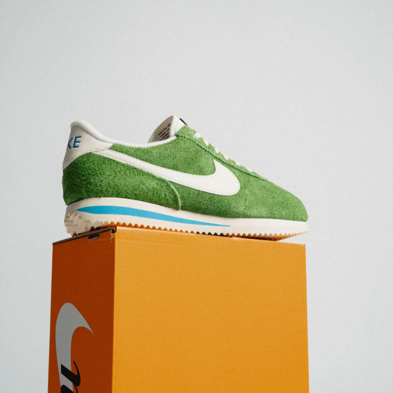 کتونی اورجینال برند Nike مدل Cortez رنگ سبز و سفید نمای پشت کفش روی جعبه