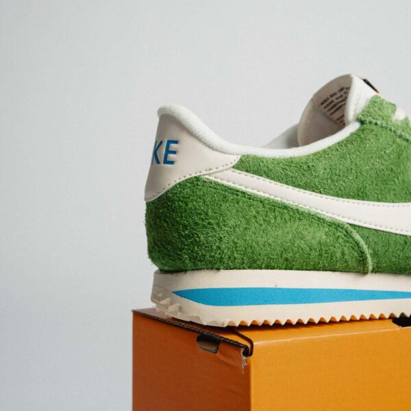 کتونی اورجینال برند Nike مدل Cortez رنگ سبز و سفید نمای کناره و دهانه کفش رویه جعبه
