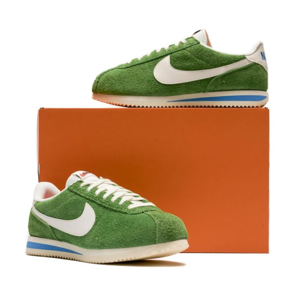 کتونی اورجینال برند Nike مدل Cortez رنگ سبز و سفید از نمای بغل با جعبه