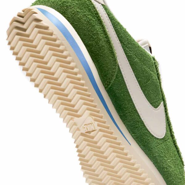 کتونی اورجینال برند Nike مدل Cortez رنگ سبز و سفید نمای جهت دار از زیره