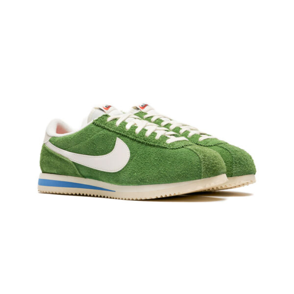 کتونی اورجینال برند Nike مدل Cortez رنگ سبز و سفید نمای بغل کفش