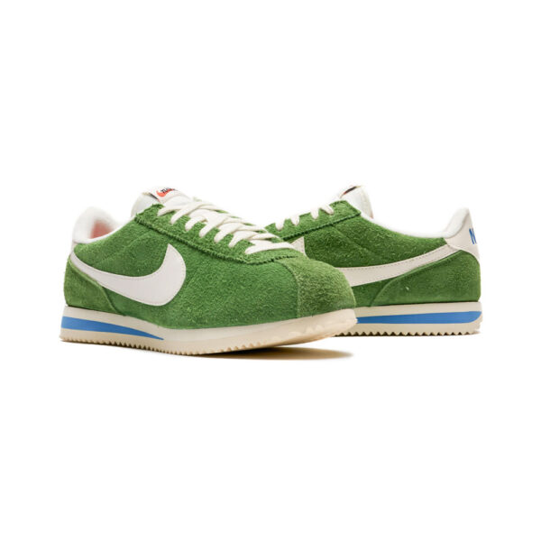 کتونی اورجینال برند Nike مدل Cortez رنگ سبز و سفید از نمای بغل