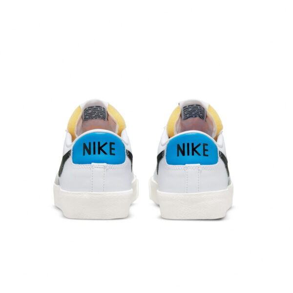 کتونی اورجینال برند Nike مدل Blazer Low 77 رنگ سفی با جزئیات آبی و طوسی از نمای پشت کفش
