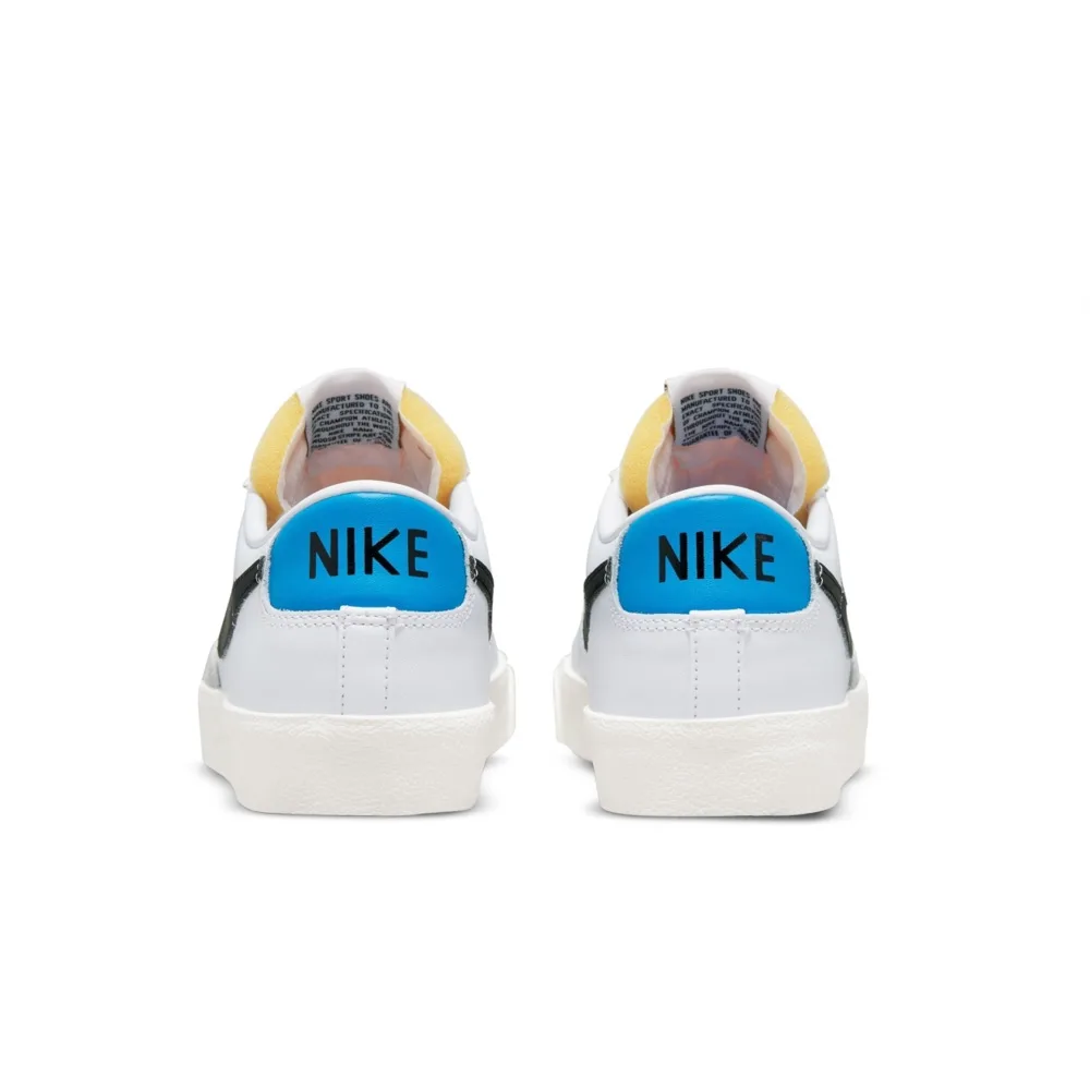 کتونی اورجینال برند Nike مدل Blazer Low 77 رنگ سفی با جزئیات آبی و طوسی از نمای پشت کفش