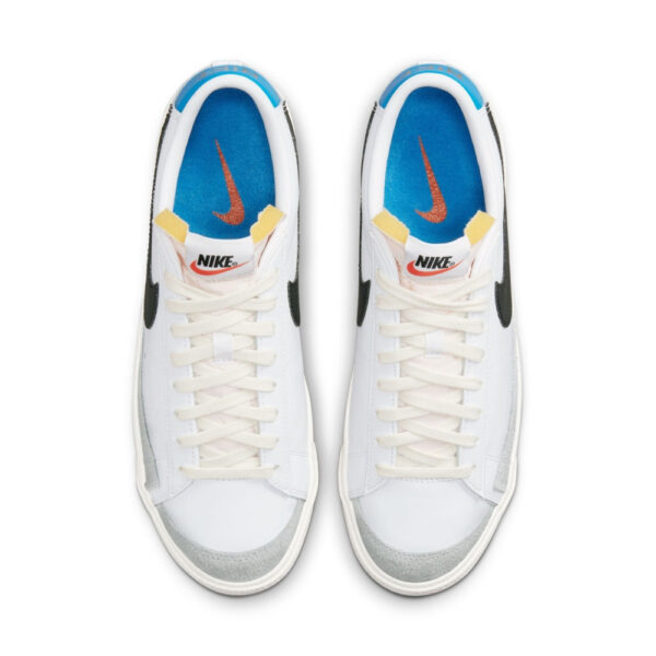 کتونی اورجینال برند Nike مدل Blazer Low 77 رنگ سفی با جزئیات آبی و طوسی از نمای تمام قد