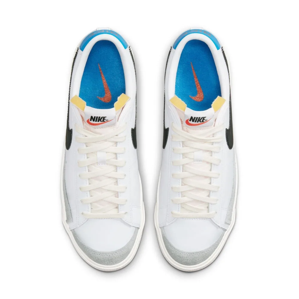کتونی اورجینال برند Nike مدل Blazer Low 77 رنگ سفی با جزئیات آبی و طوسی از نمای تمام قد