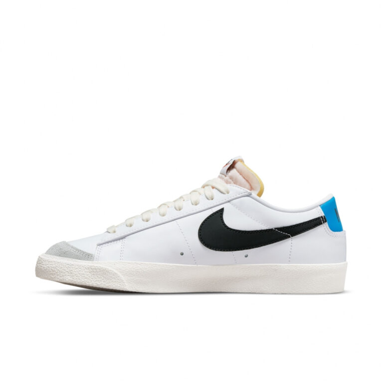 کتونی اورجینال برند Nike مدل Blazer Low 77 رنگ سفید با جزئیات آبی و طوسی نمای داخلی بغل