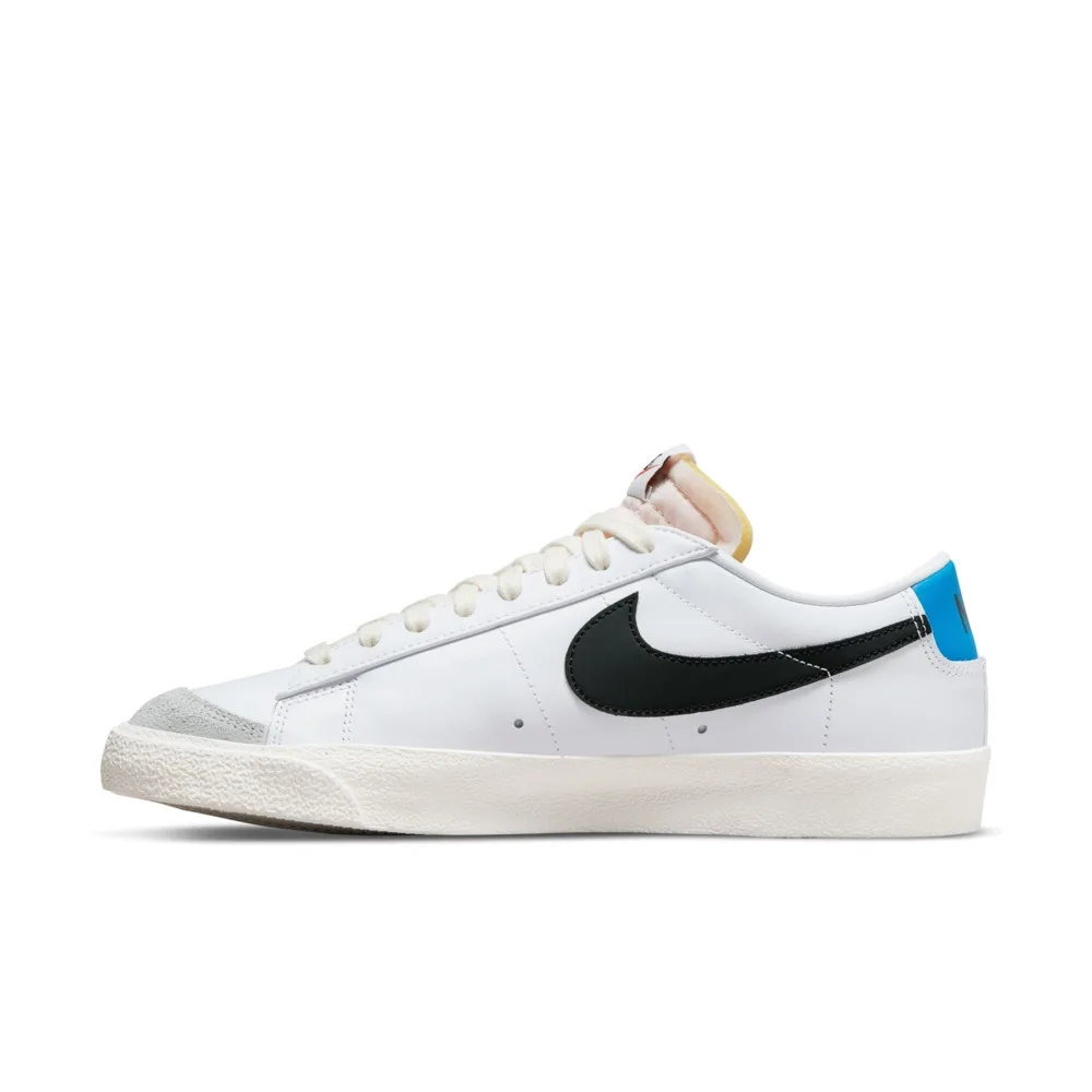 کتونی اورجینال برند Nike مدل Blazer Low 77 رنگ سفید با جزئیات آبی و طوسی نمای داخلی بغل
