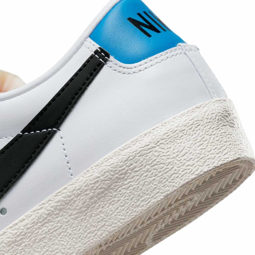کتونی اورجینال برند Nike مدل Blazer Low 77 رنگ سفید با جزئیات آبی و طوسی از نمای زیره و دهانه