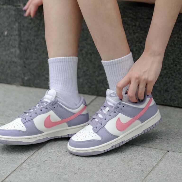 کتونی اورجینال برند Nike مدل Dunk Low رنگ بنفش و سفید با جزئیات صورتی از نمای داخل پا