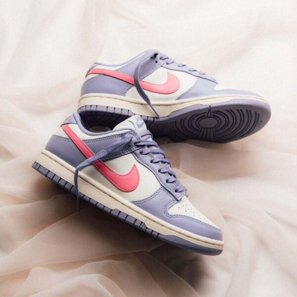 کتونی اورجینال برند Nike مدل Dunk Low رنگ بنفش و سفید با جزئیات صورتی از نمای بغل