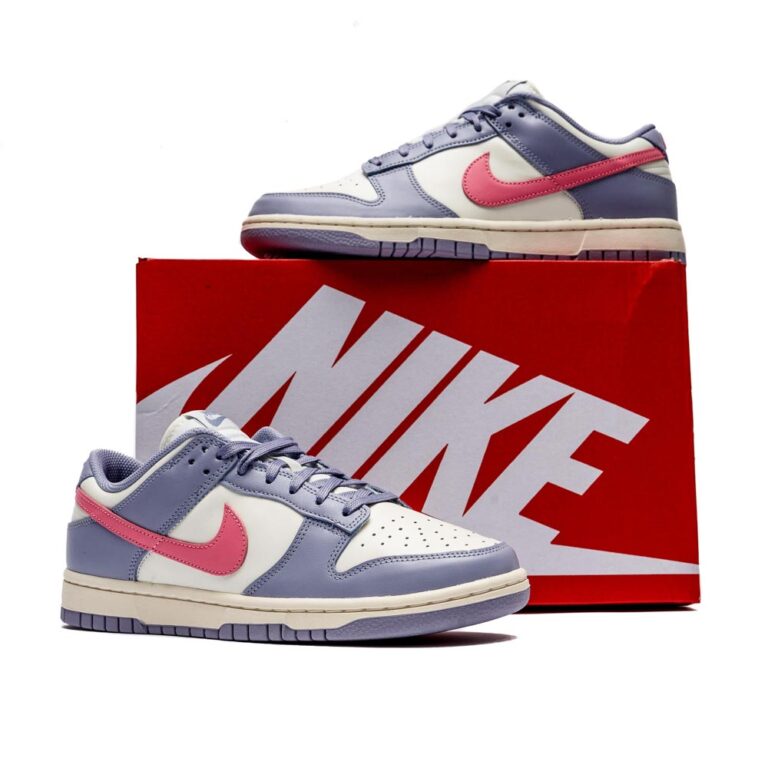 کتونی اورجینال برند Nike مدل Dunk Low رنگ بنفش و سفید با جزئیات صورتی از نمای بغل با جعبه
