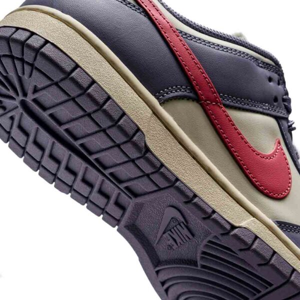 کتونی اورجینال برند Nike مدل Dunk Low رنگ بنفش و سفید با جزئیات صورتی از نمای زیره