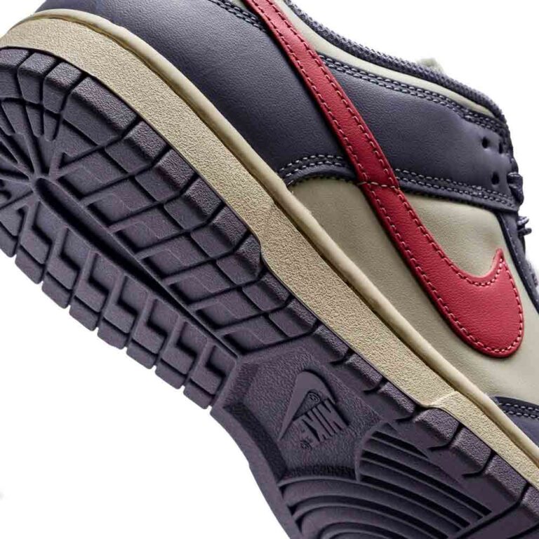 کتونی اورجینال برند Nike مدل Dunk Low رنگ بنفش و سفید با جزئیات صورتی از نمای زیره
