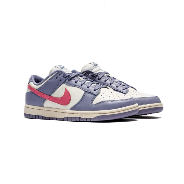 کتونی اورجینال برند Nike مدل Dunk Low رنگ بنفش و سفید با جزئیات صورتی از نمای بغل