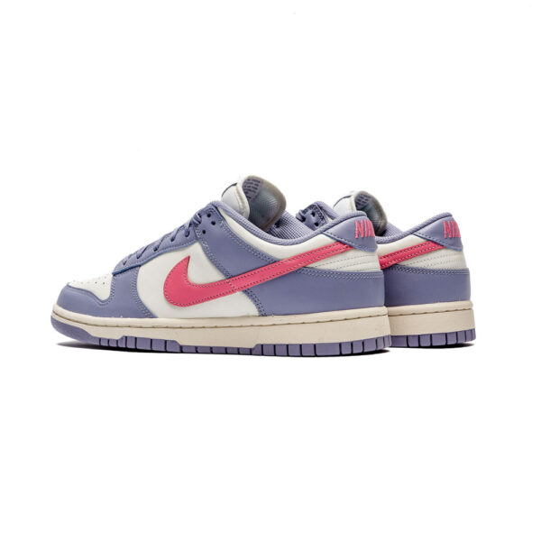 کتونی اورجینال برند Nike مدل Dunk Low رنگ بنفش و سفید با جزئیات صورتی از نمای پشت و بغل