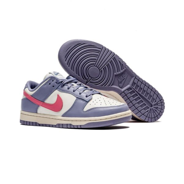 کتونی اورجینال برند Nike مدل Dunk Low رنگ بنفش و سفید با جزئیات صورتی از نمای زیره و بغل