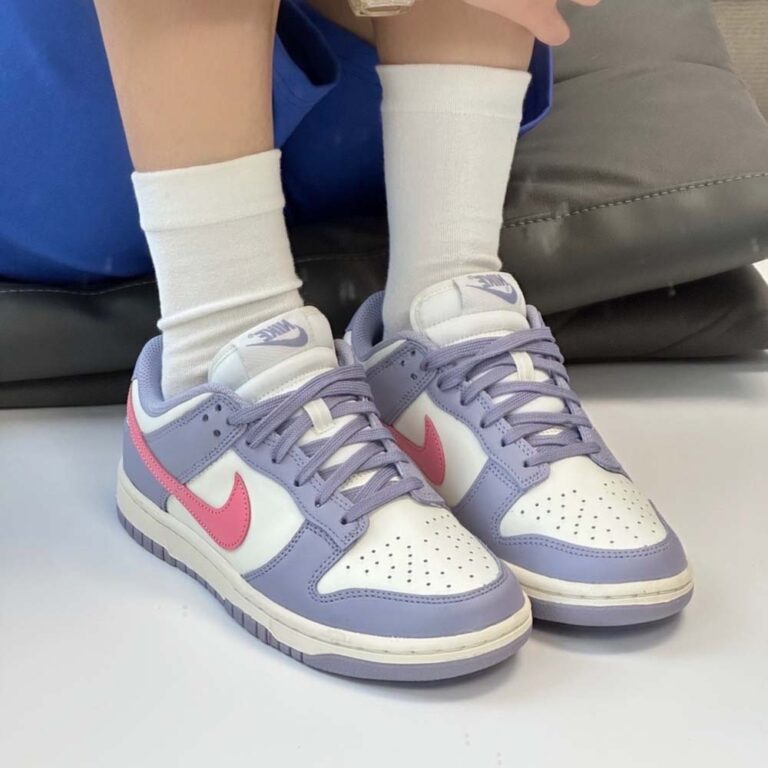 کتونی اورجینال برند Nike مدل Dunk Low رنگ بنفش و سفید با جزئیات صورتی داخل پای مدل
