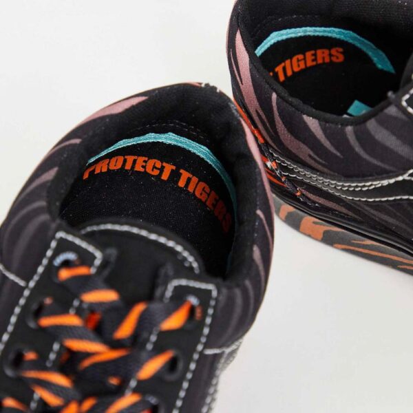 کتونی اورجینال برند Vans مدل Old Skool رنگ مشکی و نارنجی از نمای نزدیک دهانه