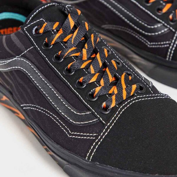 کتونی اورجینال برند Vans مدل Old Skool رنگ مشکی و نارنجی از نمای جهت دار نزدیک رویه