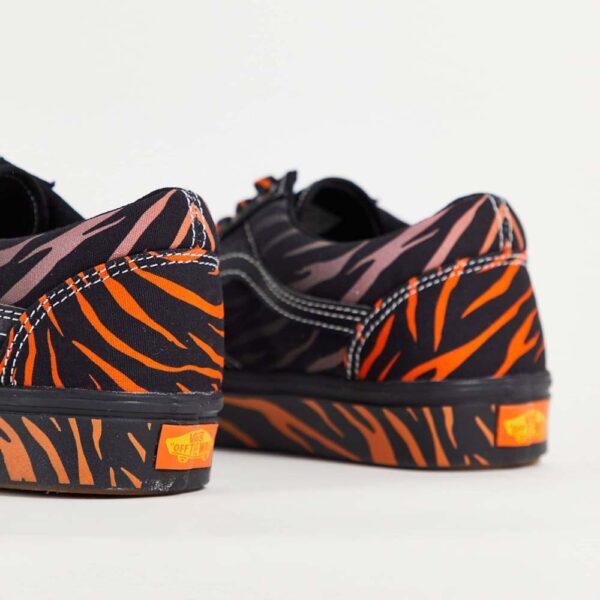 کتونی اورجینال برند Vans مدل Old Skool رنگ مشکی و نارنجی از نمای پشت کفش