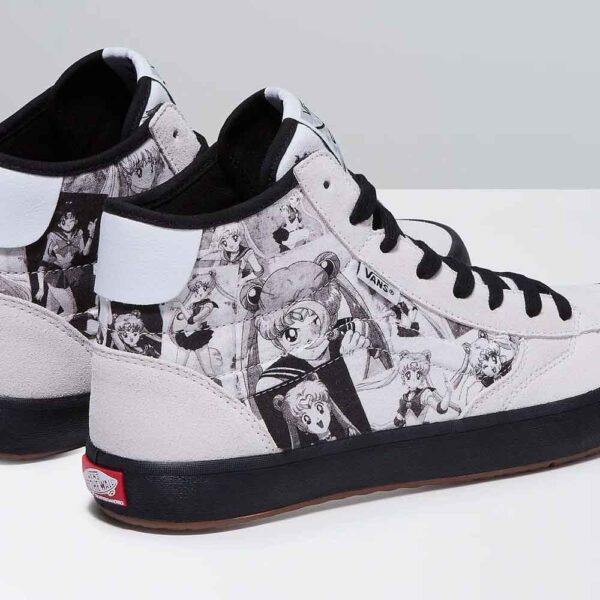 کتونی اورجینال برند ونس Vans مدل The Lizzie رنگ سفید با جزئیات مشکی از نمای جهت دار پشتی