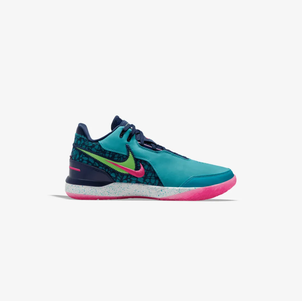 کفش بسکتبال اورجینال برند Nike مدل LeBron NXXT Gen رنگ آبی با جزئیات سبز و صورتی از نمای بغل