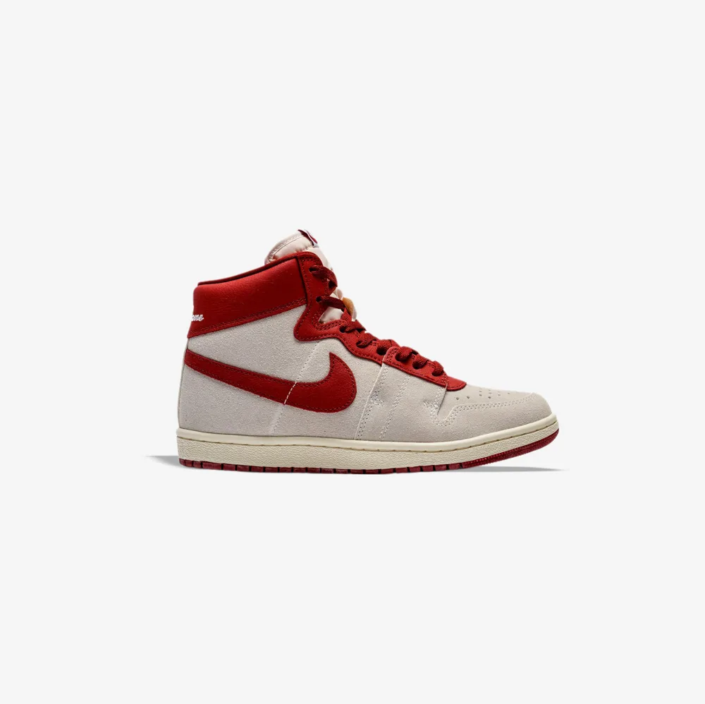 کتونی اورجینال برند Nike مدل Jordan Air Ship PE SP رنگ کرم و قرمز از نمای بغل