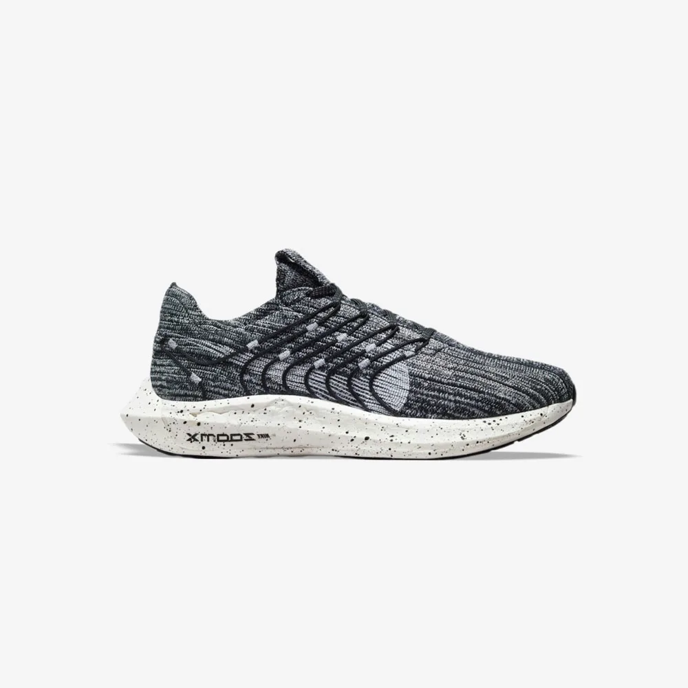 کفش دویدن اورجینال برند Nike مدل ZoomX Pegasus Turbo رنگ خاکستری و سفید از نمای بغل