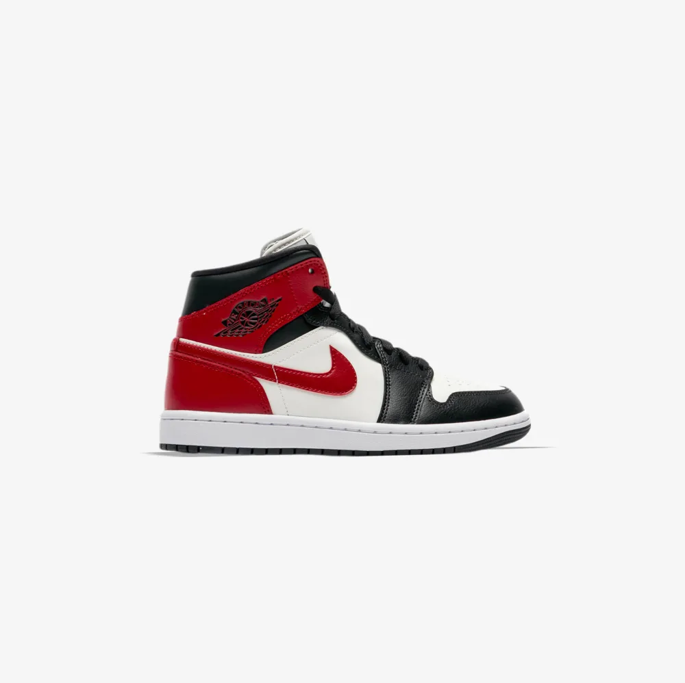 کتونی اورجینال برند Nike مدل Air Jordan 1 Mid رنگ مشکی سفید و قرمز از نمای بغل
