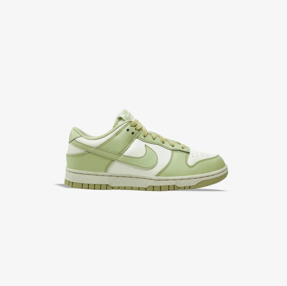 کتونی اورجینال برند Nike مدل Dunk Low رنگ سبز روشن و سفید از نمای بغل