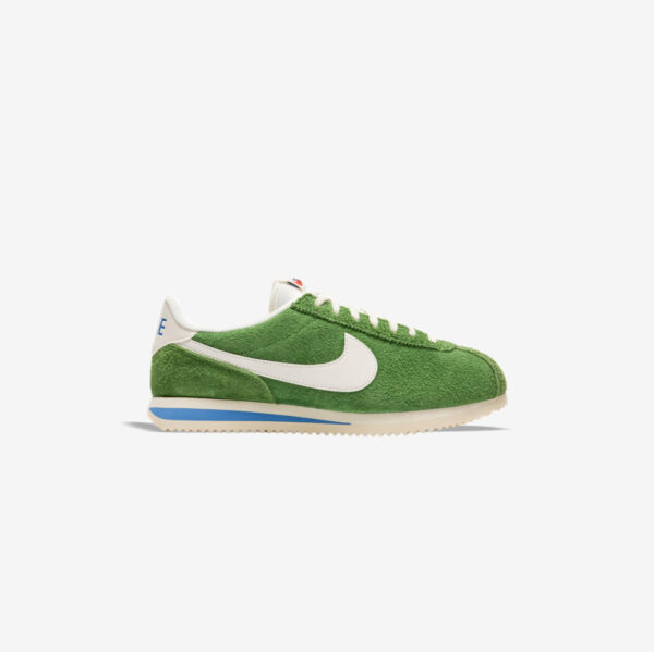 کتونی اورجینال برند Nike مدل Cortez رنگ سبز و سفید از نمای بغل