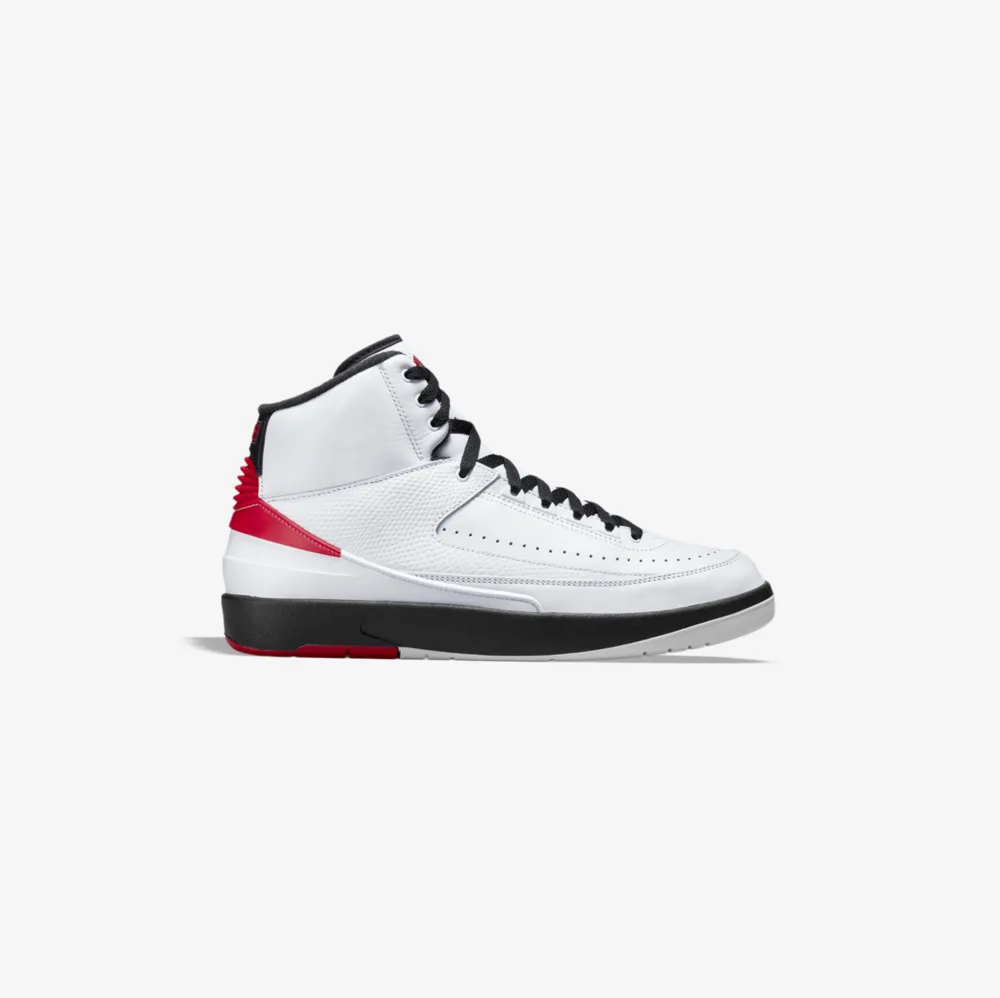کفش بسکتبال اورجینال برند Nike مدل Air Jordan 2 با رنگ سفید و مشکی با جزئیات قرمز از نمای بغل
