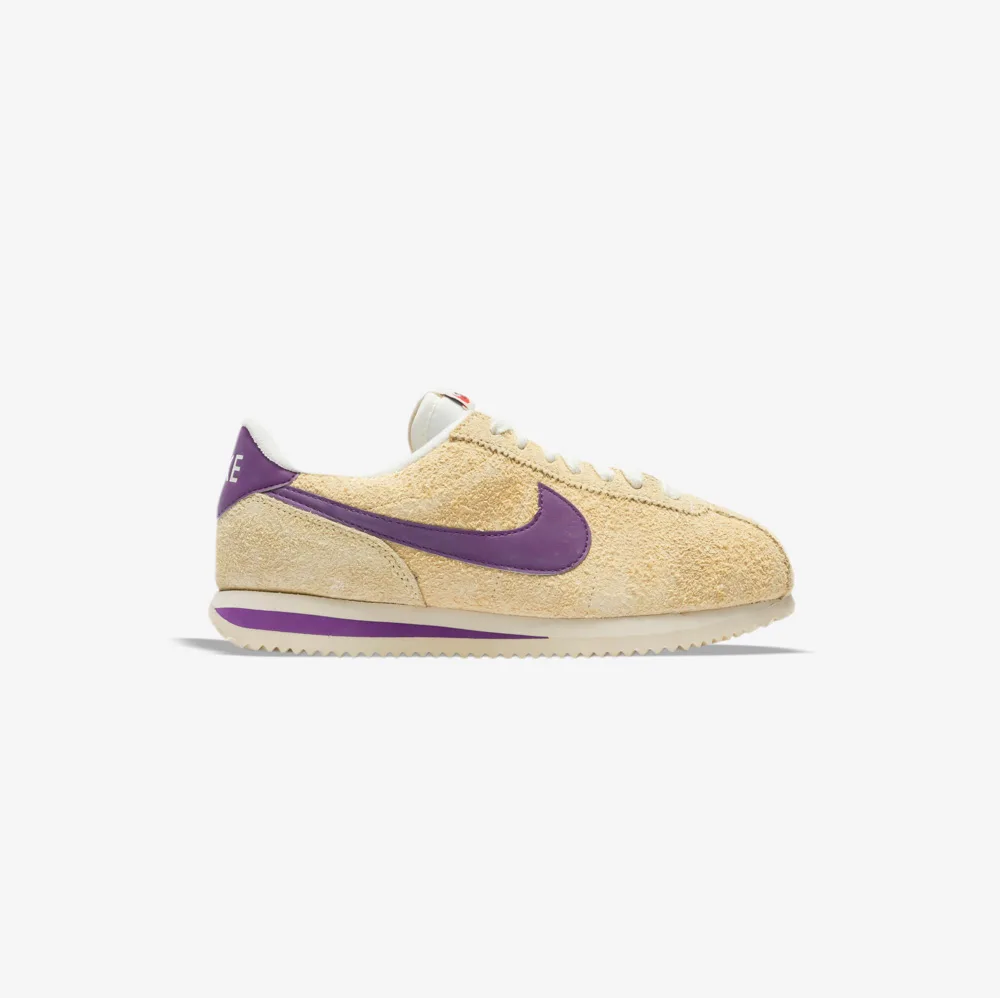 کتونی اورجینال برند Nike مدل Cortez رنگ کرم و بنفش از نمای بغل
