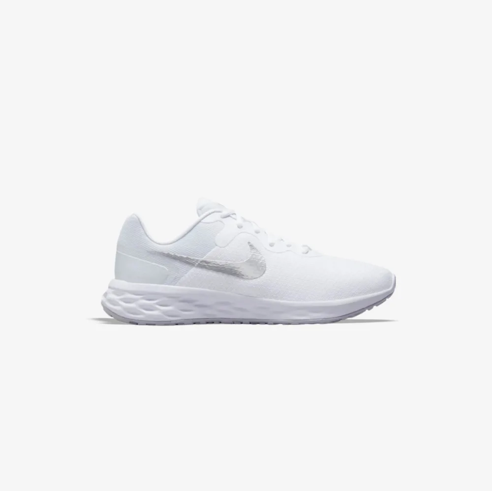کفش دویدن اورجینال برند Nike مدل Revolution 5 رنگ سفید از نمای بغل