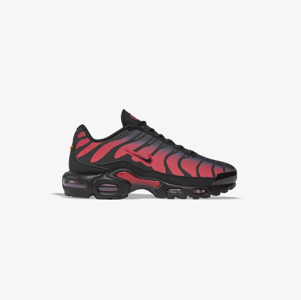 کتونی اورجینال برند نایکی Nike مدل Air Max Plus رنگ مشکی و قرمز از نمای بغل