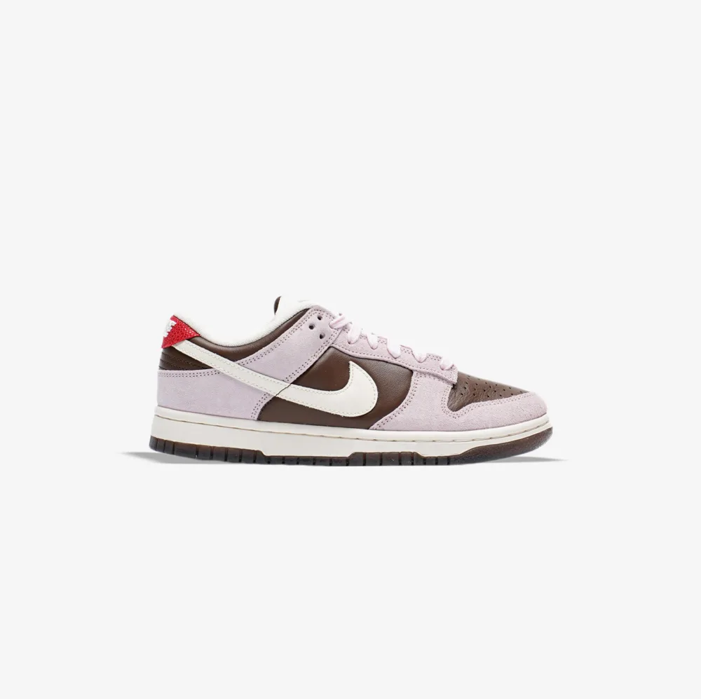 کتونی اورجینال برند Nike مدل Dunk Low رنگ صورتی و قهوه ای از نمای بغل